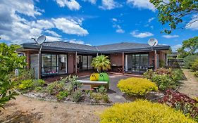 Bream Bay Bach - Ruakaka Holiday Home